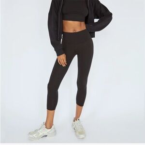 Aritzia | TnaChill | Atmosphere | Hi-Rise | Cropped | Legging